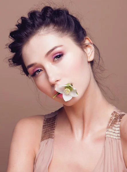 Hermosa mujer con flor. — Foto de Stock