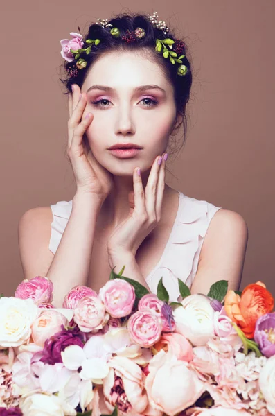 Hermosa mujer con flores — Foto de Stock