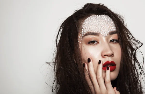 Modelo asiático con maquillaje y manicura — Foto de Stock