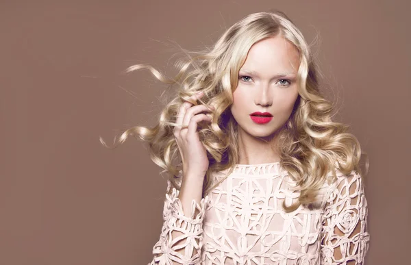 Blond Woman with Shiny Curly Hair — Stock Photo, Image