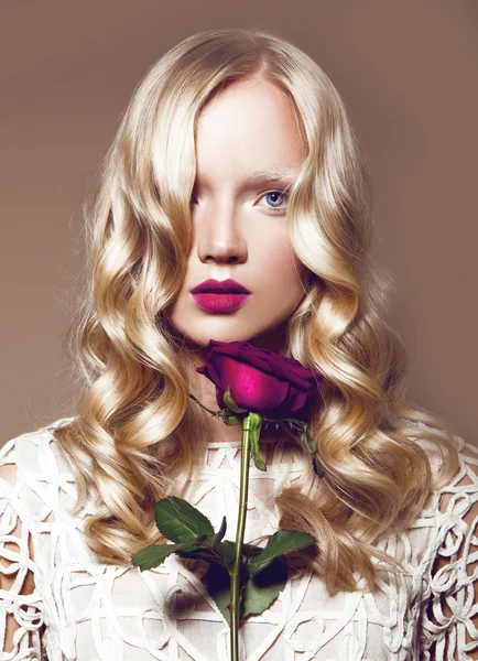Blond kvinna med blomma — Stockfoto