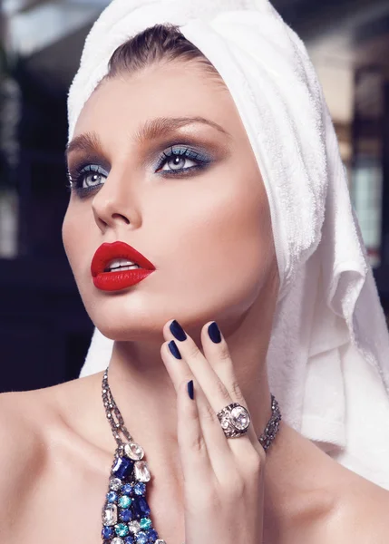 Beautiful model with make up and manicure — 图库照片