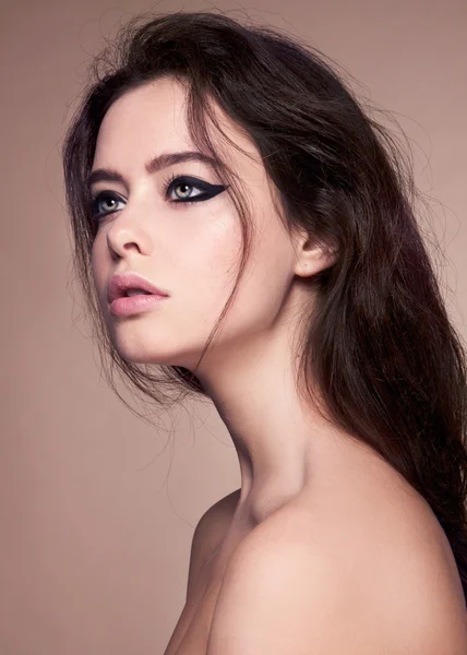 Weibliches Modell Gesicht mit stylischem Make-up — Stockfoto