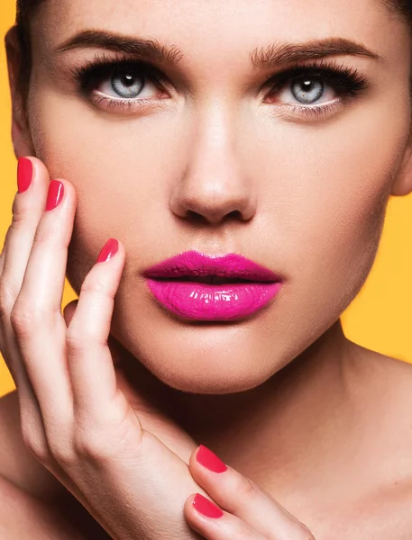 Hermoso modelo con maquillaje y manicura — Foto de Stock
