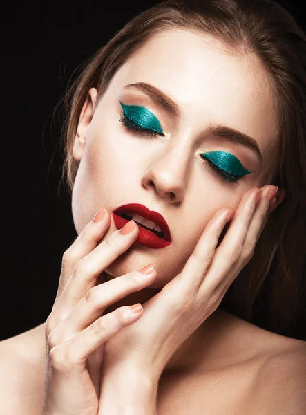 Hermoso modelo con maquillaje y manicura — Foto de Stock
