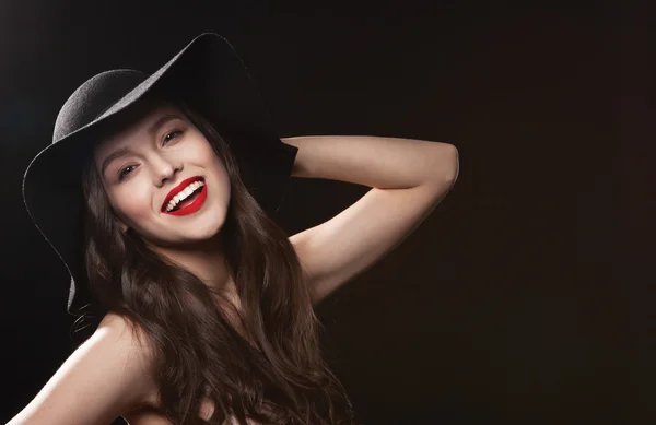 Hermosa mujer en sombrero con estilo — Foto de Stock