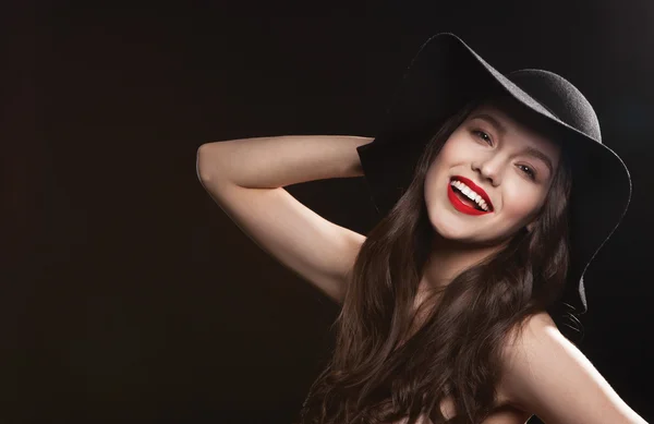 Hermosa mujer sexy en sombrero elegante — Foto de Stock