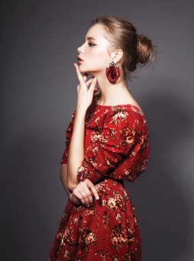 Kırmızı elbiseli genç bayan.