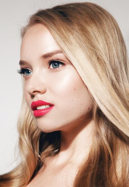 Zarif saç modeli ile güzel model