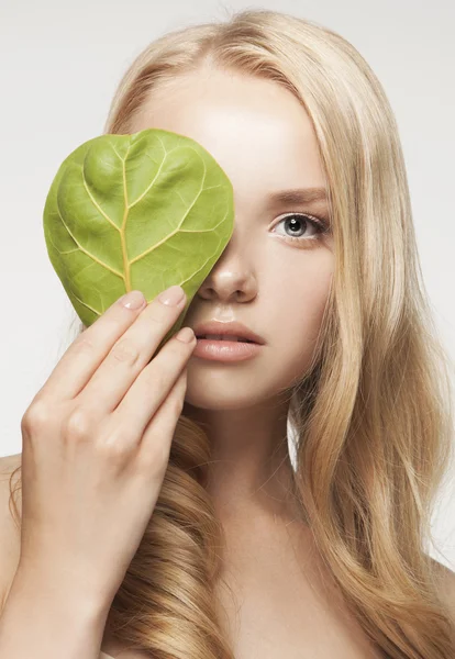 Femme blonde avec feuille verte — Photo