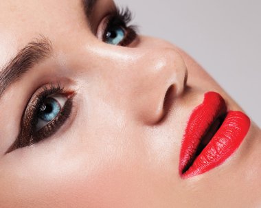 Parlak makyajlı güzel bir kadın.