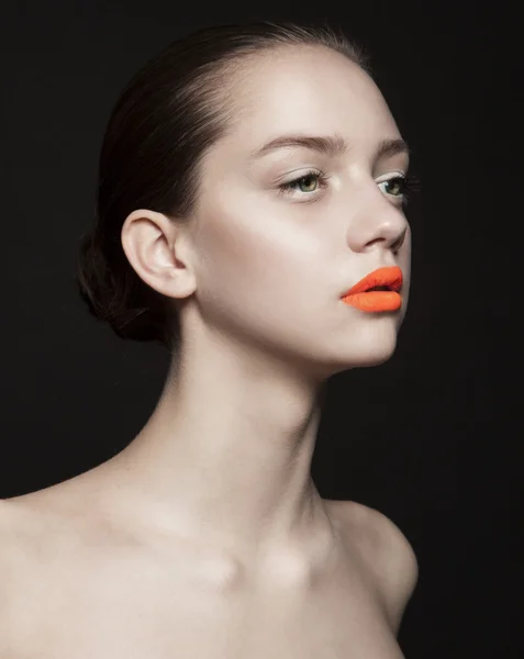 Mujer joven con labios anaranjados — Foto de Stock