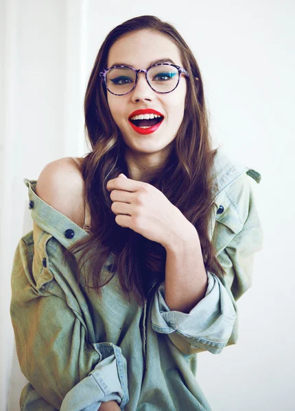 Usměvavá brunetka mladá — Stock fotografie