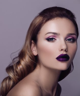 Menekşe dudakları ile güzel kadın