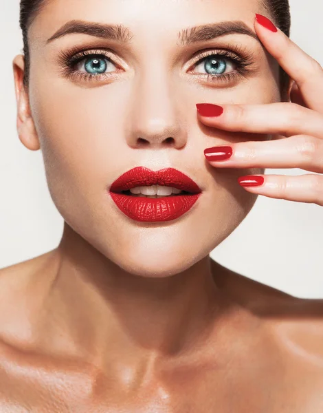 Modelo con labios rojos y manicura roja — Foto de Stock