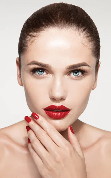 Modelo com lábios vermelhos e manicure vermelho — Fotografia de Stock