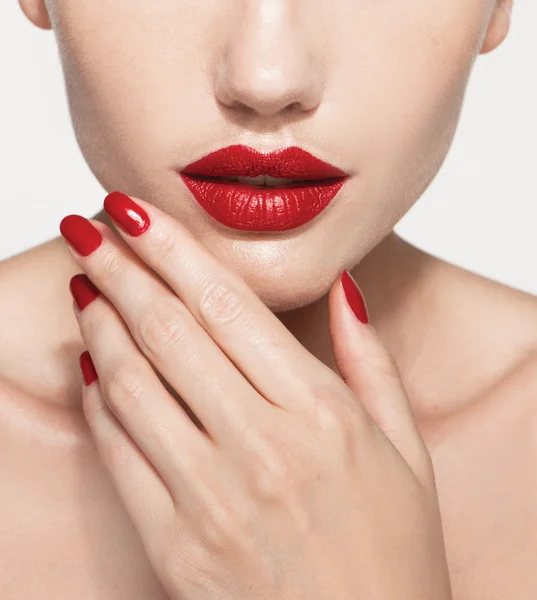 Modelo com lábios vermelhos e manicure vermelho — Fotografia de Stock