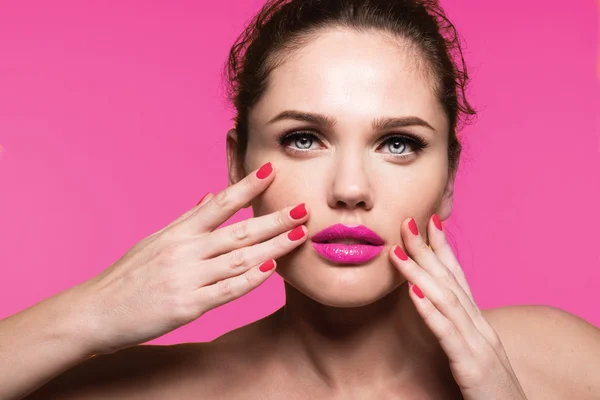 Mujer con pintalabios rosa y manicura — Foto de Stock