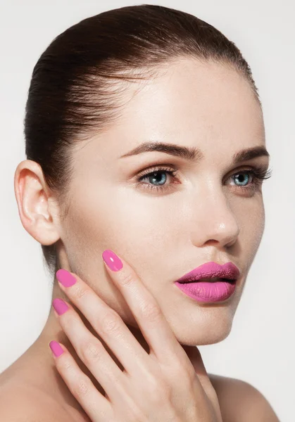 Modelo joven con labios rosados y manicura — Foto de Stock