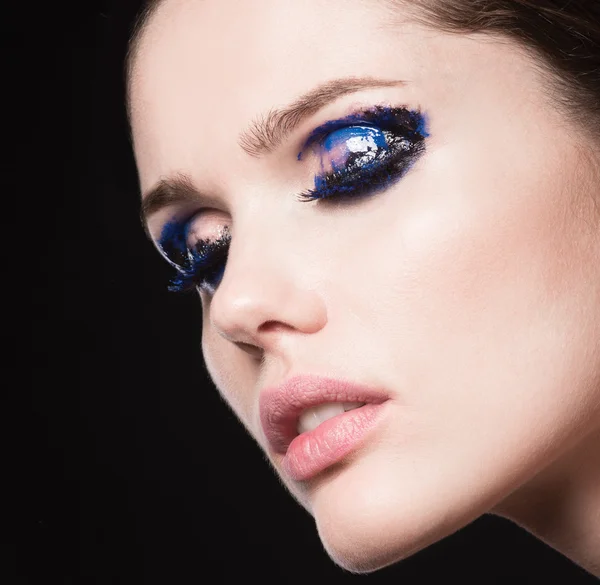 Vrouw met blauwe ogen schaduwen make-up — Stockfoto