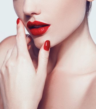 Seksi dudaklar ve çivi portre