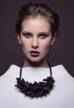 modeli ile mükemmel deri ve parlak makyaj