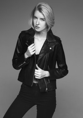 güzel kız deri ceketle poz