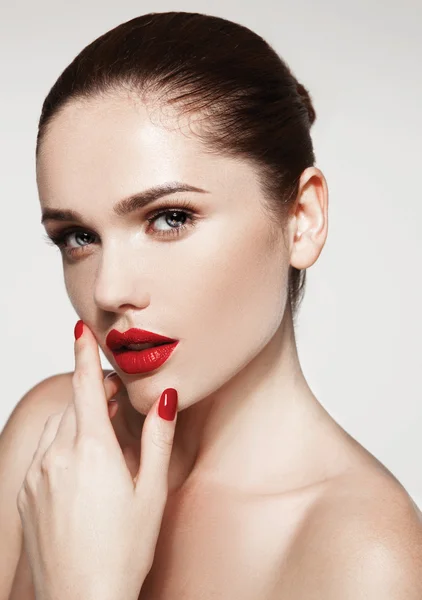 Modello con labbra rosse e manicure rossa — Foto Stock