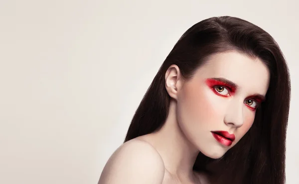 Mujer joven con maquillaje brillante — Foto de Stock