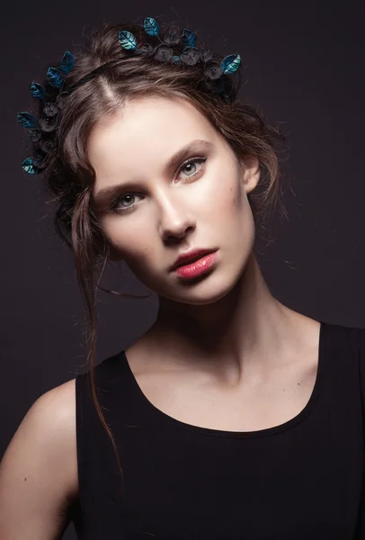 髪に花を持つファッションモデル — ストック写真