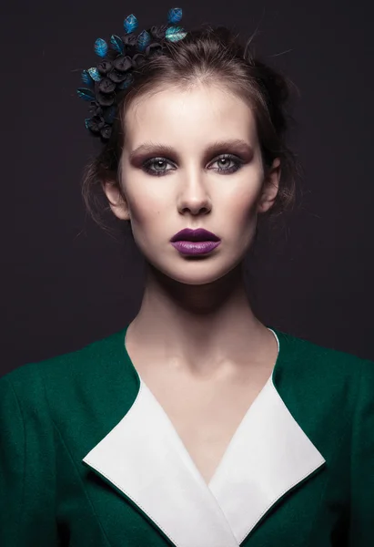 Modelo de moda com flores no cabelo — Fotografia de Stock