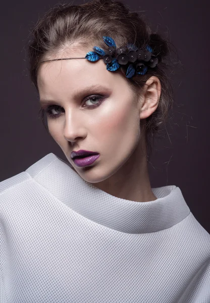 머리에 꽃과 패션 모델 — 스톡 사진