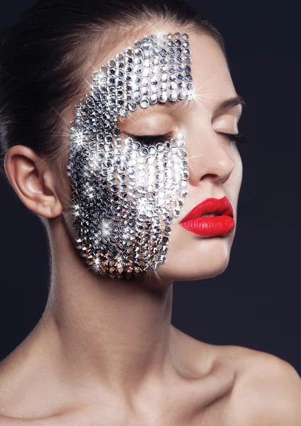 Model met zilveren Glitters op haar gezicht — Stockfoto