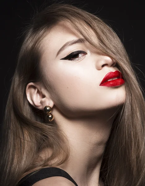 Mulher com lábios vermelhos e cabelo brilho — Fotografia de Stock