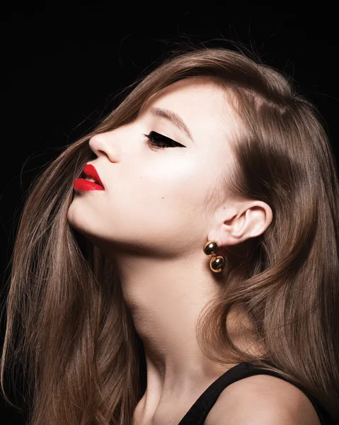 Frau mit roten Lippen und glänzendem Haar — Stockfoto