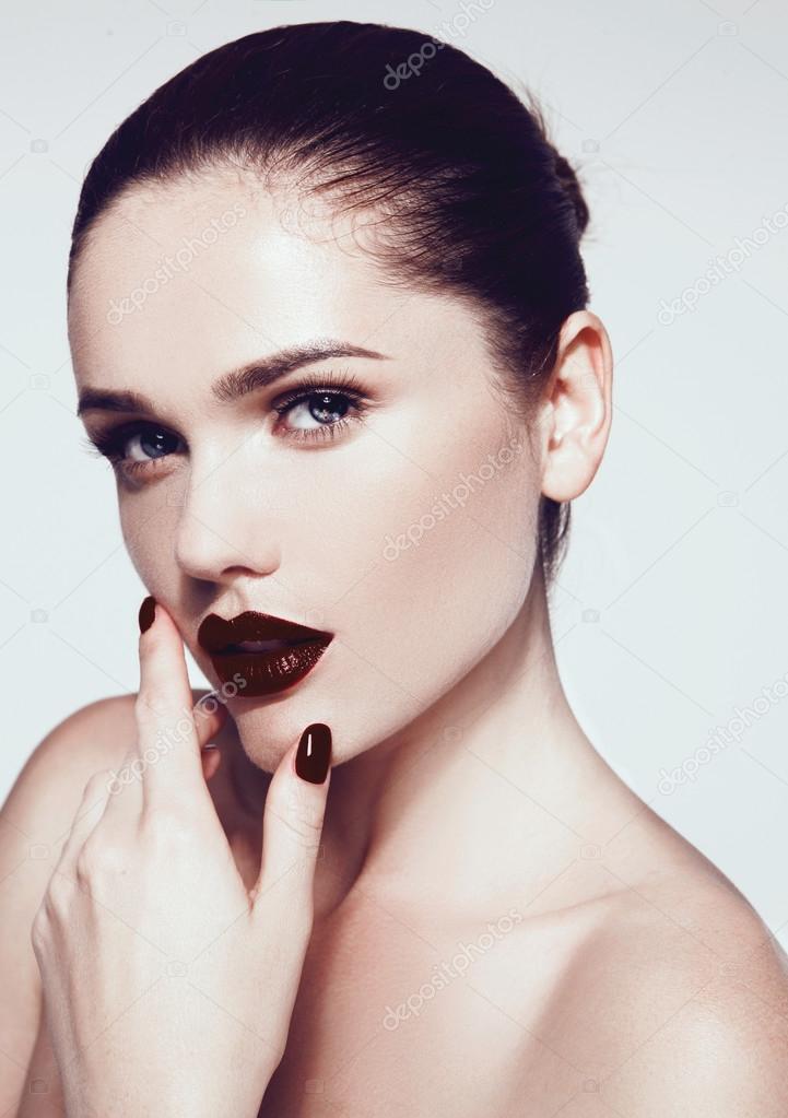 model with dark lips and dark manicure