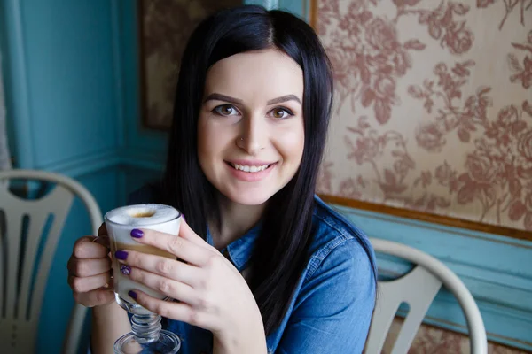 Genç bayan kahve içiyor.