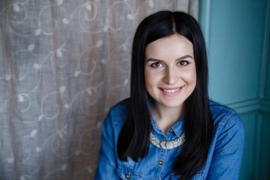 kafe portre oturan genç kadın