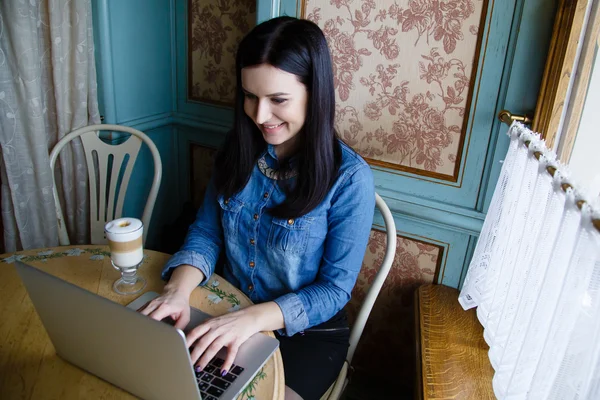 bir dizüstü bilgisayar çalışan genç kadın 