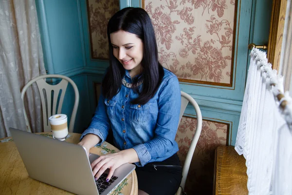 bir dizüstü bilgisayar çalışan genç kadın 