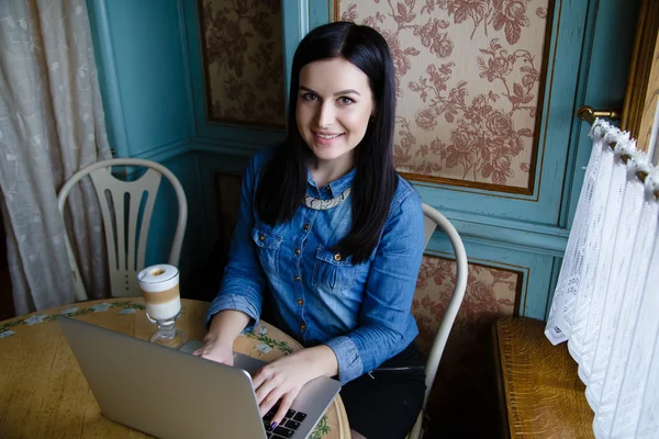 bir dizüstü bilgisayar çalışan genç kadın 