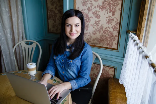 bir dizüstü bilgisayar çalışan genç kadın 