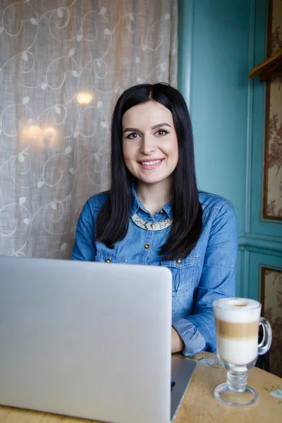 bir dizüstü bilgisayar çalışan genç kadın 