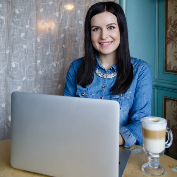 bir dizüstü bilgisayar çalışan genç kadın 