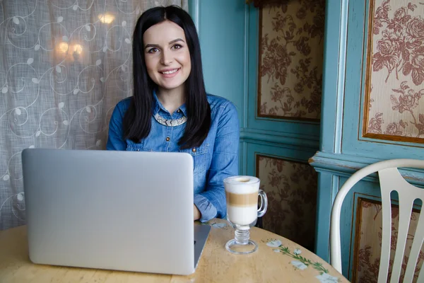 bir dizüstü bilgisayar çalışan genç kadın 