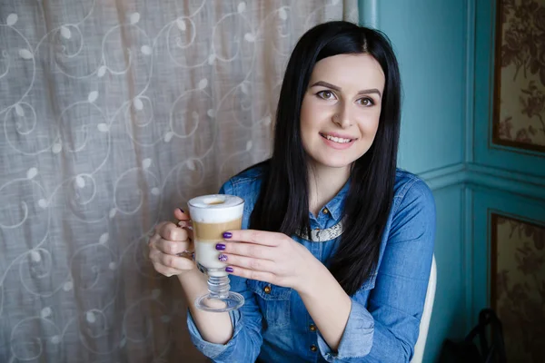 Genç bayan kahve içiyor. 