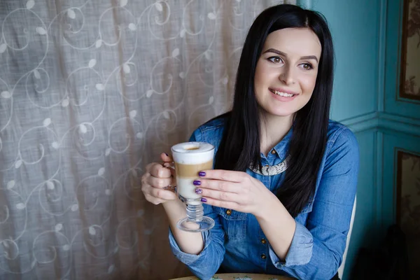 Genç bayan kahve içiyor. 