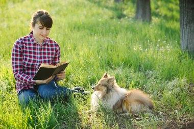 Öğrenci Kız köpekle doğada öğrenme
