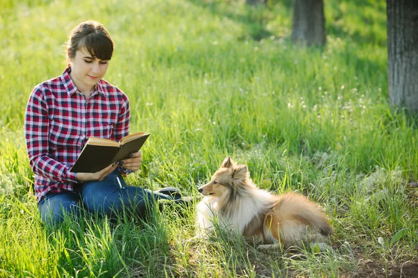 Öğrenci Kız köpekle doğada öğrenme