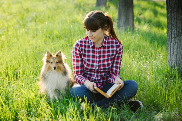 학생 여자 강아지와 자연 학습 — 스톡 사진